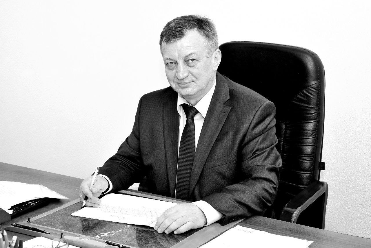 На 66 году умер первый заместитель мэра Магадана Александр Малашевский с прискорбием сообщает городская администрация Более 40 лет Александр Валентинович трудился на благо областного центра пройдя путь от инженера Магаданского завода стройматериалов до первого заместителя мэра колымской столицы Коллеги ценили его за высокую организованность и чувство ответственности за взвешенный спокойный стиль работы отзывчивость и доброжелательность пишет мэрия Малашевский действительно был крепких хозяйственник и порядочный человек Соболезнования родным и близким Александра Валентиновича