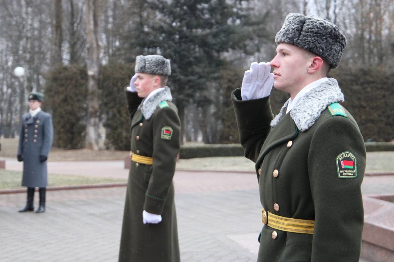 «Эстафету Победы» встретили в Лиде  Накануне лидские пограничники приняли международную «Эстафету Победы», посвящённую 80-летию Победы советского народа в Великой Отечественной войне. Напомним, что она стартовала 2-го февраля сразу в двух городах – Бресте и Мурманске - и завершится 28-го мая на Поклонной горе в Москве. «Эстафета Победы» пройдёт вдоль внешних границ государств-участников стран СНГ и охватит девять стран.   Сегодня в рамках акции на Кургане Бессмертия состоялся митинг-реквием, в котором приняли участие представители власти, члены ветеранской организации, личный состав Лидского погранотряда, священнослужители, трудовые коллективы и учащиеся средних школ города.   Вспомнить о подвиге героев и почтить их память - такова основная цель международной «Эстафеты Победы». В нынешнем году она преодолеет более 65 тысяч километров, из которых свыше 3,5 тысяч  пройдёт по территории Беларуси.