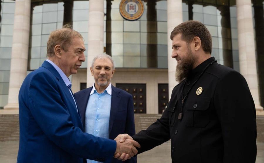 Кадыров вручил Михаилу Гуцериеву  67 лет, состояние 5,8 миллиарда долларов США  звание «Почётный гражданин Чеченской Республики». Не за красивые глаза. За дела.  Гуцериев — не «прилетел с Москвы». Он грозненский. В 80-х уже запускал бизнес: кооперативный банк, мебельное производство. Один из первых, кто вообще строил экономику республики до всех катастроф. В 90-х — возглавлял Ассоциацию предпринимателей Чечено-Ингушетии.  После войны не отстранился. На его средства восстановлена школа №23 в Грозном — та самая, где он сам учился. Это было первое новое здание социнфраструктуры в столице за 20 лет. Параллельно — участие в переговорах по освобождению заложников.   Сегодня Гуцериев — основатель группы «Сафмар» с активами в промышленности, энергетике, недвижимости. В портфеле — «РуссНефть», «Русский уголь», и что важно для нас — сеть отелей под брендом Safmar Collection в Москве.  А сам регион сейчас идёт вверх: Дербент +223% по бронированиям, Каспийск +106%, весь Дагестан +57%. Туризм туда растёт системно — не вспышка, а тренд.  Коллеги, мысли вслух: рынок уже есть, спрос стабильный, инфраструктура в движении. Входить можно и нужно — пока не поздно.    Ночной портье