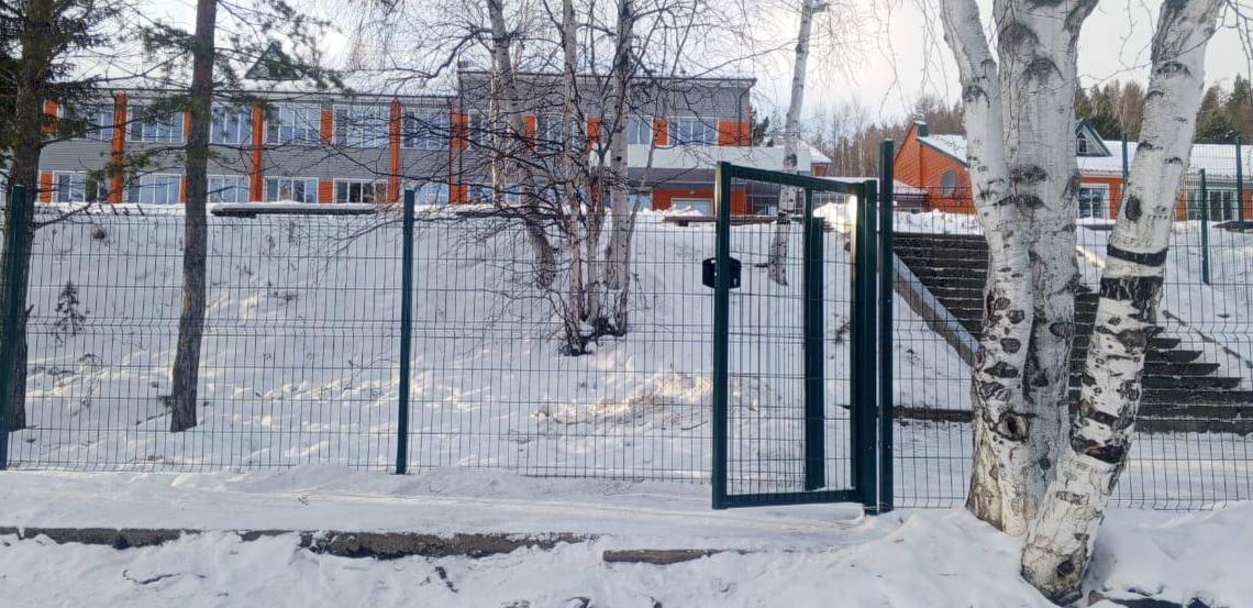 В Аяно Майском районе после вмешательства прокуратуры по периметру образовательных учреждений установлено новое ограждение Прокуратура Аяно Майского района провела проверку соблюдения законодательства в общеобразовательной школе с Нелькан Проверкой установлено что территория образовательного учреждения и функционирующего при нем интерната не была надлежащим образом ограждена что нарушало права учащихся на охрану жизни и здоровья а также безопасные условия во время образовательного процесса Прокурор обратился в суд с исковым заявлением о возложении на администрацию школы обязанности оградить прилегающую территорию в соответствии с федеральным законодательством Судом требования прокурора удовлетворены В настоящее время решение суда исполнено по периметру школы и интерната установлено новое ограждение Прокуратура Хабаровского края