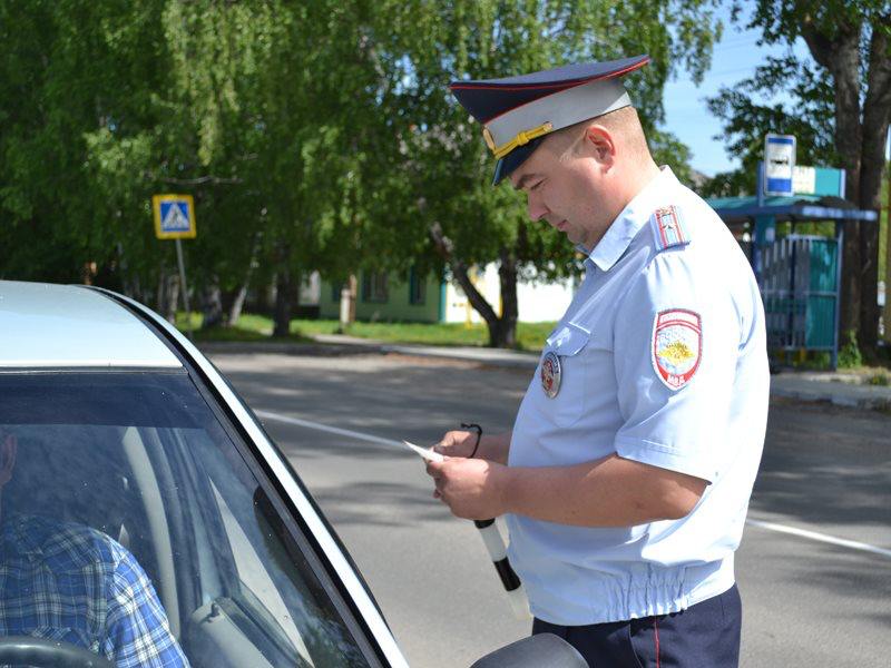 В Томской области бывший сотрудник ГИБДД получил 4,5 года колонии общего режима за взятки в размере 60 тысяч рублей. Об этом сообщили в пресс-службе областной прокуратуры.  По версии следствия, 26 ноября 2023 года сотрудник ГИБДД взял две взятки в общей сумме 60 тысяч рублей от двух водителей за избежание наказаний за пьяное вождение. Автоинспектору инкриминировали часть 3 статьи 290 УК РФ – получение взятки.  Суд назначил обвиняемому 4,5 года колонии общего режима и штраф в 500 тысяч рублей.  #томск