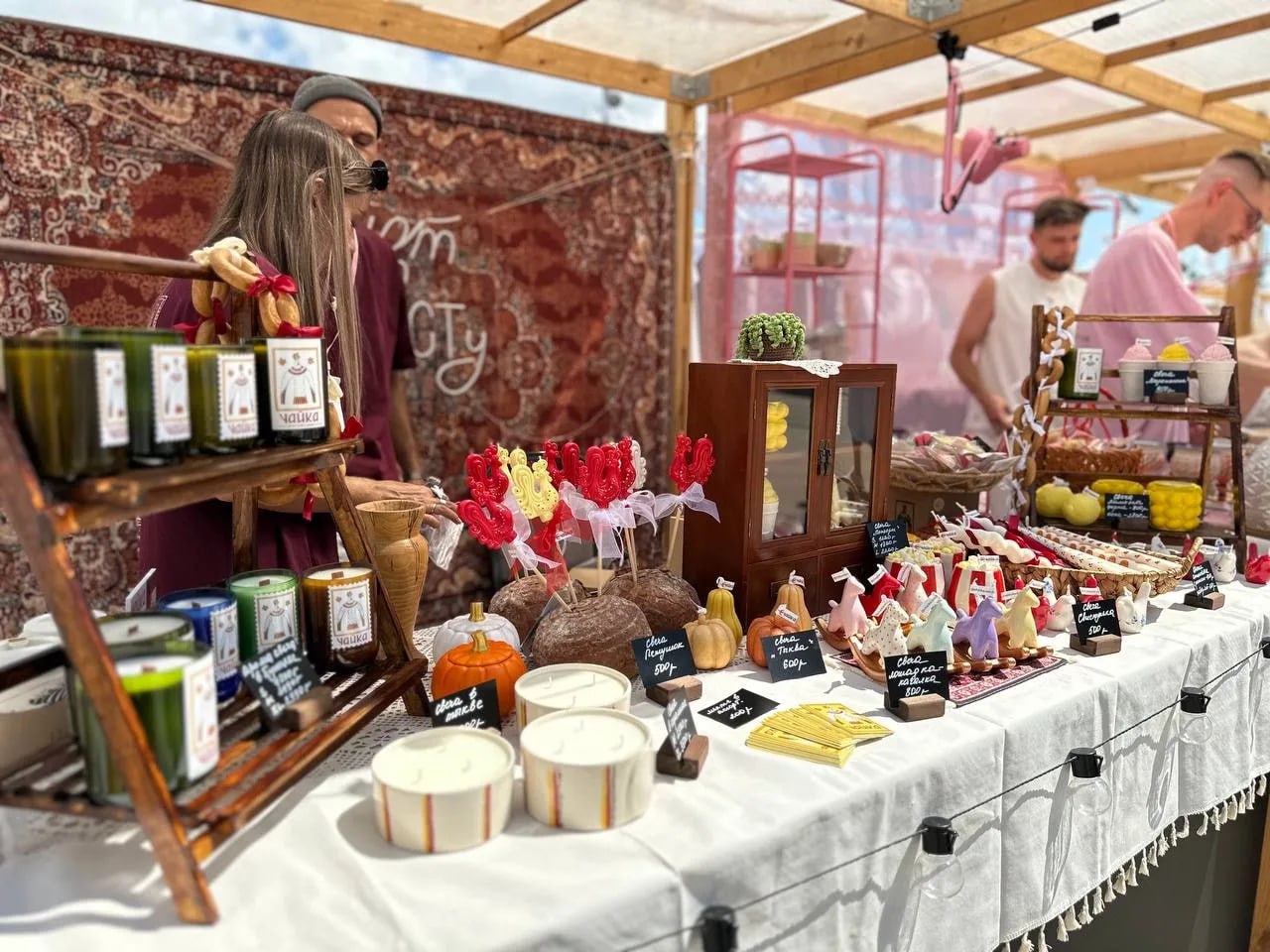 В Краснодарском крае начали формировать реестр субъектов креативных индустрий Об этом сообщил первый заместитель губернатора Игорь Галась Соответствующий порядок утвержден приказом министерства экономики региона Перед нами стоит четкая задача поставленная Президентом страны сделать креативные индустрии новой точкой роста экономики Уже сегодня они принесли экономике Кубани свыше 132 миллиардов рублей Наш реестр это не просто список а инструмент для диалога и поддержки Сегодня в Краснодарском крае порядка 20 тысяч представителей креативного сообщества Мы должны знать наших кубанских производителей архитекторов дизайнеров IT разработчиков кинематографистов всех кто создает уникальный продукт на нашей земле для того чтобы создать максимально благоприятные условия для их роста Формирование реестра креативных предпринимателей позволит не только оценить реальный вклад творческих индустрий в ВРП но и станет ключевым инструментом для перехода от общих мер поддержки к точной адресной работе с каждым рассказал Игорь Галась В реестр войдут физические лица индивидуальные предприниматели и организации ведущие деятельность на территории края и одновременно отвечающие ряду требований Читайте нас в MAX