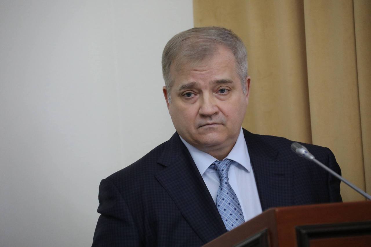 Новый газопровод-отвод строится по новой трассе от Новолакского до Хасавюртовского районов. Об этом сообщил генеральный директор ООО «Газпром трансгаз Махачкала» Александр Астанин на заседании Республиканского штаба по подготовке объектов ЖКХ к осенне-зимнему периоду 2025–2026 годов. Действующий газопровод диаметром 159 мм, построенный в 1986 году, уже не справляется с нагрузкой из-за роста числа потребителей. Особенно остро проблема проявлялась зимой, когда из-за низких температур система работала на пределе возможностей. В рамках реконструкции в 2024 году начато строительство новой ветки диаметром 325 мм и протяженностью 29,3 км. Это увеличит пропускную способность и обеспечит стабильное газоснабжение жителей Новолакского и Хасавюртовского районов. Проект не только решит текущие проблемы, но и создаст запас мощности для дальнейшей газификации северных районов республики. Ввод объекта в эксплуатацию запланирован до конца 2025 года.