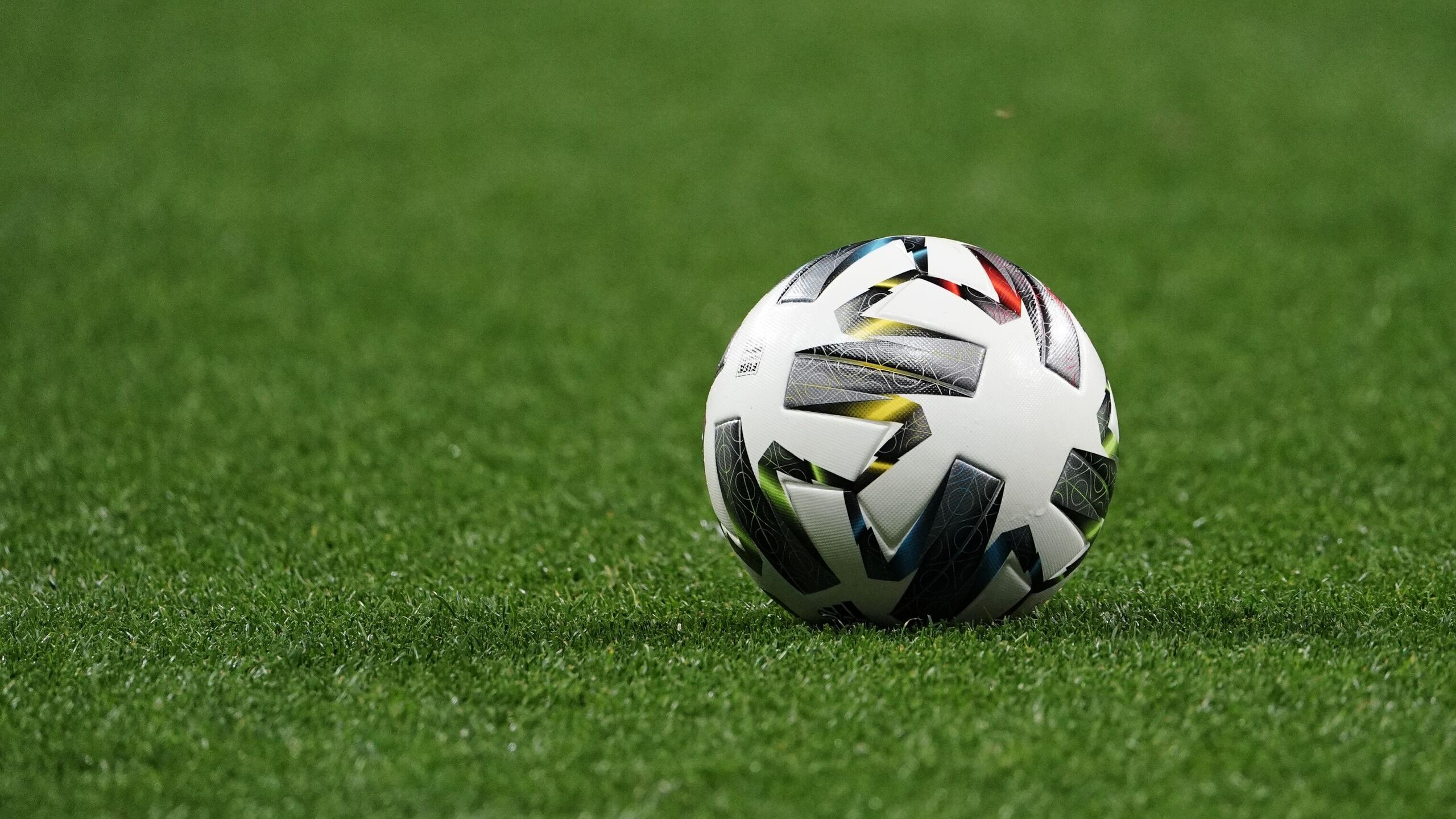 Азиатская конфедерация футбола АФК объявила о создании Лиги наций турнира для национальных сборных сообщается на сайте организации Конкретные даты запуска турнира не называются однако уточняется что соревнование планируется провести в ближайшее время Также отмечается что матчи Лиги наций АФК будут проводиться в окна Международной федерации футбола ФИФА Вводя структурированную платформу соревнований со стабильным календарем и четкими спортивными стимулами мы стремимся обеспечить проведение матчей высокого качества одновременно решая логистические и финансовые проблемы с которыми сталкиваются национальные сборные заявил генеральный секретарь АФК Датук Сери Виндзор Джон Лига наций под эгидой Союза европейских футбольных ассоциаций УЕФА проводится с 2018 года Больше всего титулов завоевала сборная Португалии которая выиграла первый и последний розыгрыши соревнования