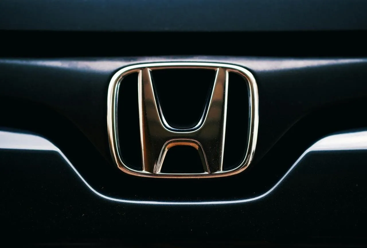 Honda получила операционный убыток впервые за почти 70 лет Он составил 414 3 млрд иен 2 65 млрд по итогам финансового года завершившегося 31 марта говорится в отчетности японского автопроизводителя  В компании заявили что на результаты повлияли убытки связанные с электромобилями а также тарифные ограничения Общие потери и расходы связанные с EV направлением составили 1 57 трлн иен 9 94 млрд Чистый убыток компании составил 423 9 млрд иен 2 7 млрд В следующем финансовом году Honda прогнозирует чистую прибыль в 260 млрд иен 1 65 млрд Unsplash Max Telegram Рассылка Приложение для iOS Android