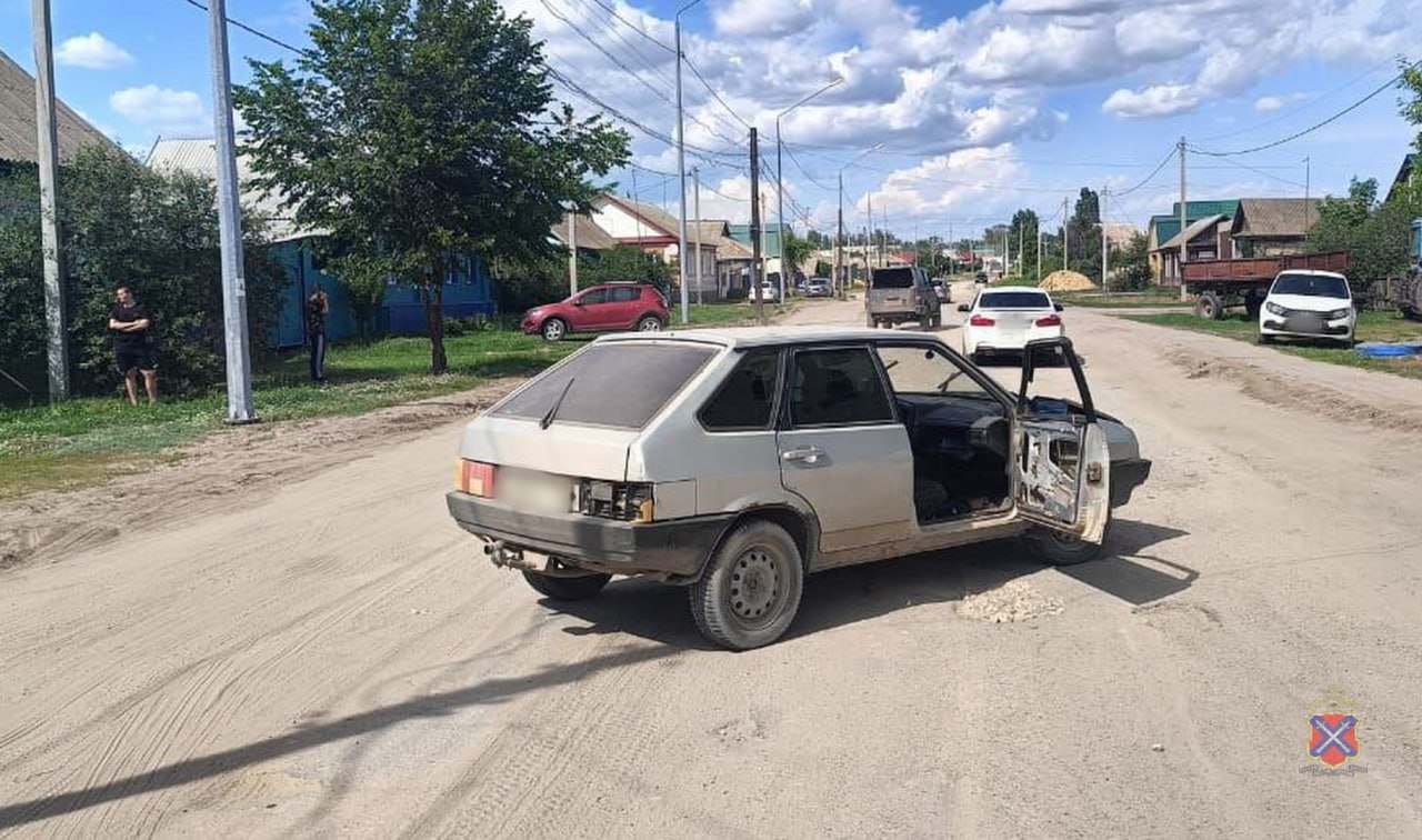 Полицейские Жирновского района установили подозреваемого в угоне В отдел полиции Жирновского района обратился 44-летний местный житель. Мужчина сообщил об угоне автомобиля «ВАЗ-2109», припаркованного возле двора его домовладения в р.п. Красный Яр. Полицейскими было установлено, что 40-летний житель после употребления спиртных напитков возвращался домой и, заметив возле двора дома незапертый автомобиль «ВАЗ-2109», решил покататься. Проехав несколько километров, не справившись с управлением, совершил столкновение со стоящим транспортным средством. В этот момент он и был обнаружен и задержан сотрудниками Госавтоинспекции. Мужчина сознался в содеянном. Подозреваемый доставлен в отдел полиции, где на него составлены административные материалы по ч. 3 ст. 12.8 КоАП РФ – «Управление транспортным средством водителем, находящимся в состоянии опьянения и не имеющим права управления транспортными средствами». По данному факту возбуждено уголовное дело по ч. 1 ст. 166 УК РФ – «Покушение на неправомерное завладение автомобилем без цели хищения». За содеянное мужчине грозит наказание в виде лишения свободы на срок до 5 лет.