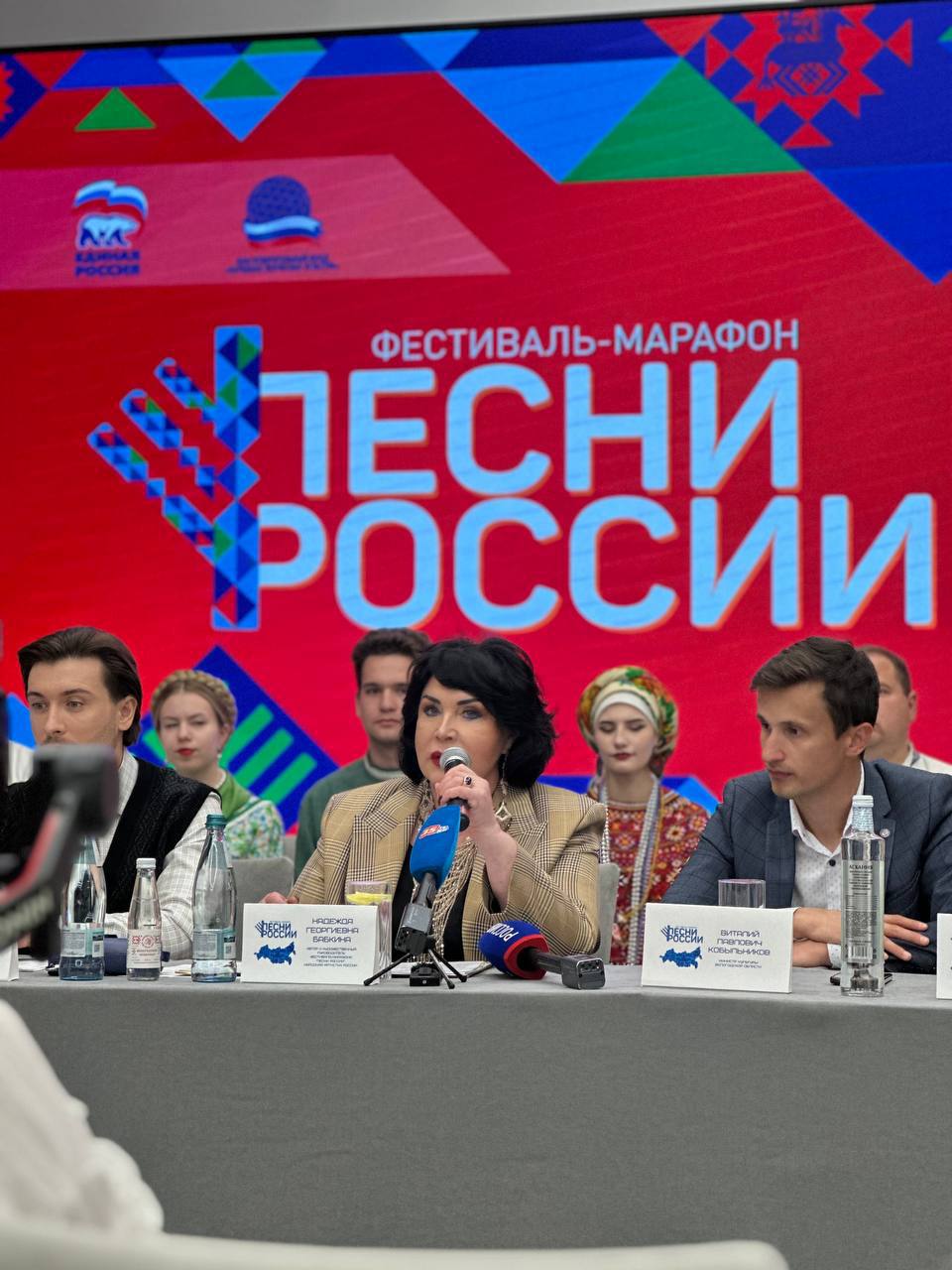 Надежда Бабкина привезла фестиваль «Песни России» в Вологодскую область 28 июня в Вологде прошла пресс-конференция творческого коллектива фестиваля-марафона «Песни России» во главе с Надеждой Бабкиной. Вологодская область стала завершающим регионом гастролей в этом году. Концерты пройдут в Вологде, Череповце, Белозерске и других городах. Надежда Бабкина рассказала о 19-летней истории фестиваля, объединяющего людей разных национальностей. Вместе с профессиональными артистами выступят 417 местных исполнителей. 29 июня и 2 июля пройдут мастер-классы по народному пению в Череповце и Вологде. Проект поддерживается правительством области и входит в губернаторскую программу «Лето Русского Севера». Фестиваль организован при поддержке Министерства культуры РФ. С минуты на минуту начнется первый концерт из фестивальной линейки в Вологде. Пл. Революции, Вологда, 19:00 Правительство Вологодской области