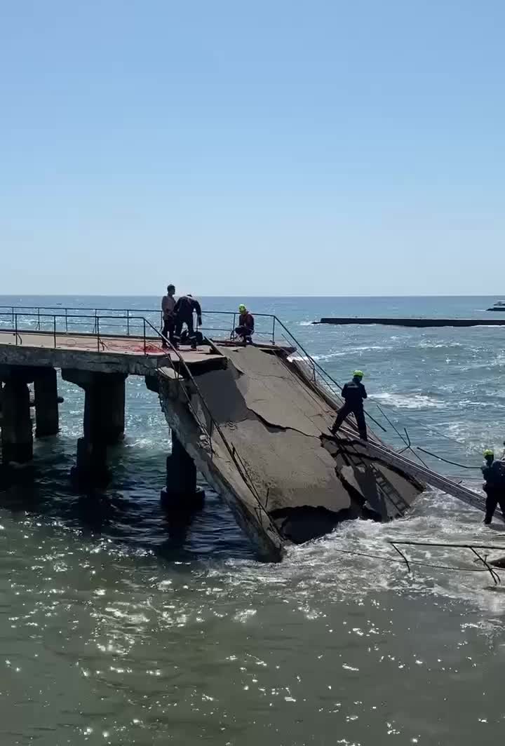 В Алуште обрушился причал: спасены четверо рыбаков