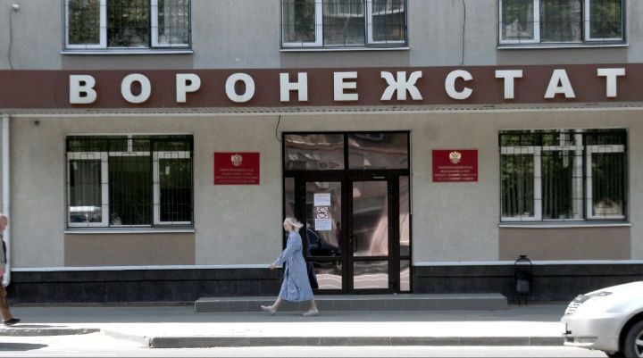По данным «Воронежстата», за первый квартал текущего года инвестиции в основной капитал по предприятиям и организациям Воронежской области составили 54,7 млрд рублей, или 114% к уровню первого квартала 2024 года. В строительство зданий и сооружений кроме жилых вложено 15,3 млрд 27,9% , а в строительство жилья - 10,7 млрд 19,7% . Парадоксально, но при этом снижаются инвестиции в основной капитал строительных организаций -41% .