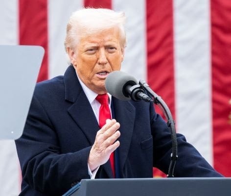Дональд Трамп не исключил встречи с Владимиром Путиным в Саудовской Аравии в мае Президент США уточнил, что подумает о возможных консультациях с российским лидером. Отвечая на вопросы журналистов у Белого дома, он подчеркнул, что очень скоро отправится в королевство с визитом. Ранее американский лидер отмечал, что вряд ли встретится с главой российского государства в Саудовской Аравии, но, скорее всего, переговоры пройдут после этой поездки. Подпишись на «Говорит Москва»