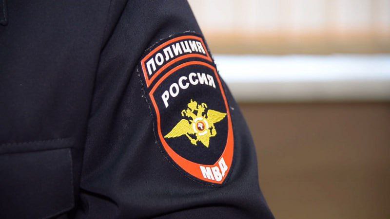 В ОМВД России по Октябрьскому району города Томска поступило заявление от представителя сети лотерейных киосков о том что в результате инвентаризации в одной из торговых точек была выявлена недостача свыше тысячи билетов моментальной лотереи общей стоимостью более 800 тысяч рублей Оперативники уголовного розыска установили что к хищениям причастны две сотрудницы пункта продаж девушки 2006 и 2007 года рождения По предварительным данным в период с марта по июль этого года подозреваемые находясь на своих рабочих местах использовали продаваемые лотерейные билеты и не внося в кассу оплату участвовали в розыгрышах Злоумышленницы планировали получить крупный выигрыш часть из которого пошла бы на возмещение стоимости похищенных билетов но фортуна им не улыбнулась За всё время им удалось заработать лишь небольшие суммы которые они потратили на свои нужды Возбуждены два уголовных дела по признакам преступления предусмотренного ч 3 ст 158 УК РФ Материальный ущерб подозреваемые возместили частично