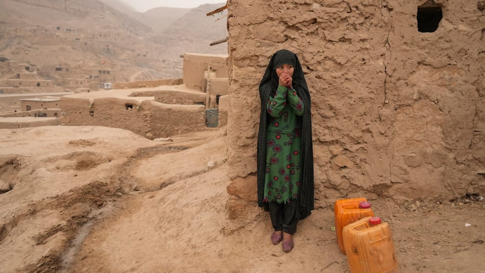 17 миллионам афганцев грозит голодная смерть Афганистан движется к катастрофе Более чем 17 миллионам человек этой зимой угрожает смерть от голода Всемирная продовольственная программа ООН ВПП бьёт тревогу во многих семьях еды нет по несколько дней Директор ВПП по Афганистану Джон Эйлифф заявил Наши команды наблюдают что семьи по нескольку дней не принимают пищу и прибегают к крайним мерам чтобы выжить Смертность среди детей растёт и в ближайшие месяцы ситуация может ещё ухудшиться Впереди зима Страна страдает от экономического кризиса а также последствий засух и землетрясений Продовольствия и так не хватало а теперь к этому добавилось возвращение миллионов беженцев вследствие массовых депортаций афганцев из соседних стран Многие из них истощены и не имеют ничего сообщает ВПП Однако гуманитарная помощь сокращается а не растёт Директор ВПП Эйлифф настоятельно призывает Мы должны снова вернуть кризис в Афганистане в фокус общественности чтобы самые уязвимые афганцы получили то внимание которого они заслуживают BILD Russian