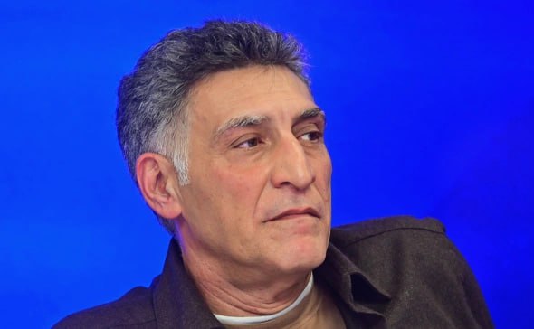 На 60 году жизни после девятимесячного пребывания в коме скончался популярный телеведущий кинорежиссер заслуженный артист России Тигран Кеосаян Тигран Кеосаян известен как режиссер сценарист и телеведущий а также актер Он снял фильмы Бедная Саша Ландыш серебристый и Крымский мост В общей сложности его фильмография насчитывает более 40 работ в 30 проектах Он был также ведущим ток шоу Вечер с Тиграном Кеосаяном и Хватит молчать на РЕН ТВ затем Международной пилорамы последний его выпуск был 21 декабря на НТВ А передача Пятница с Тиграном Кеосаяном на радио Sputnik в последний раз вышла 20 декабря Редакция SputnikARM выражает свои соболезнования семье родным и близким нашего старшего коллеги Разделяя боль невосполнимой утраты желаем его супруге Маргарите Симоньян и матери Лауре Геворкян стойкости и крепости духа в это трудное время