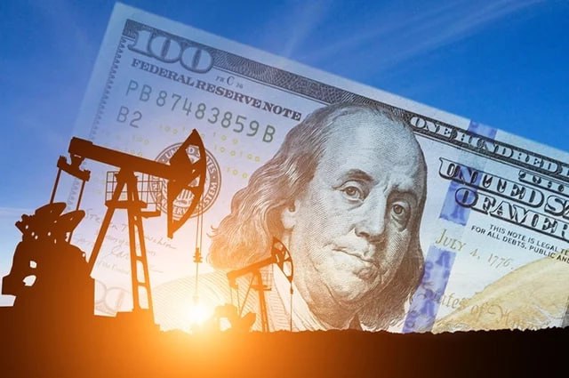 NYT: американские нефтяные компании сокращают расходы из-за падения цен на нефть "После двух месяцев, когда цены на сырую нефть держались на уровне 60 долларов за баррель, компании закрывают буровые установки и увольняют работников, сокращая расходы. Теперь представляется весьма вероятным, что добыча нефти в США в этом году не будет расти", - сообщает газета. В то время как Exxon Mobil и Chevron не отступают от своих планов по расходам, более мелкие компании сокращают их. Так, десятки предприятий, занимающихся бурением скважин, планируют направить почти на 3,5% меньше средств, чем планировали ранее на проведение работ, указывает газета со ссылкой на анализ BloombergNEF. YouTube sponsr.ru