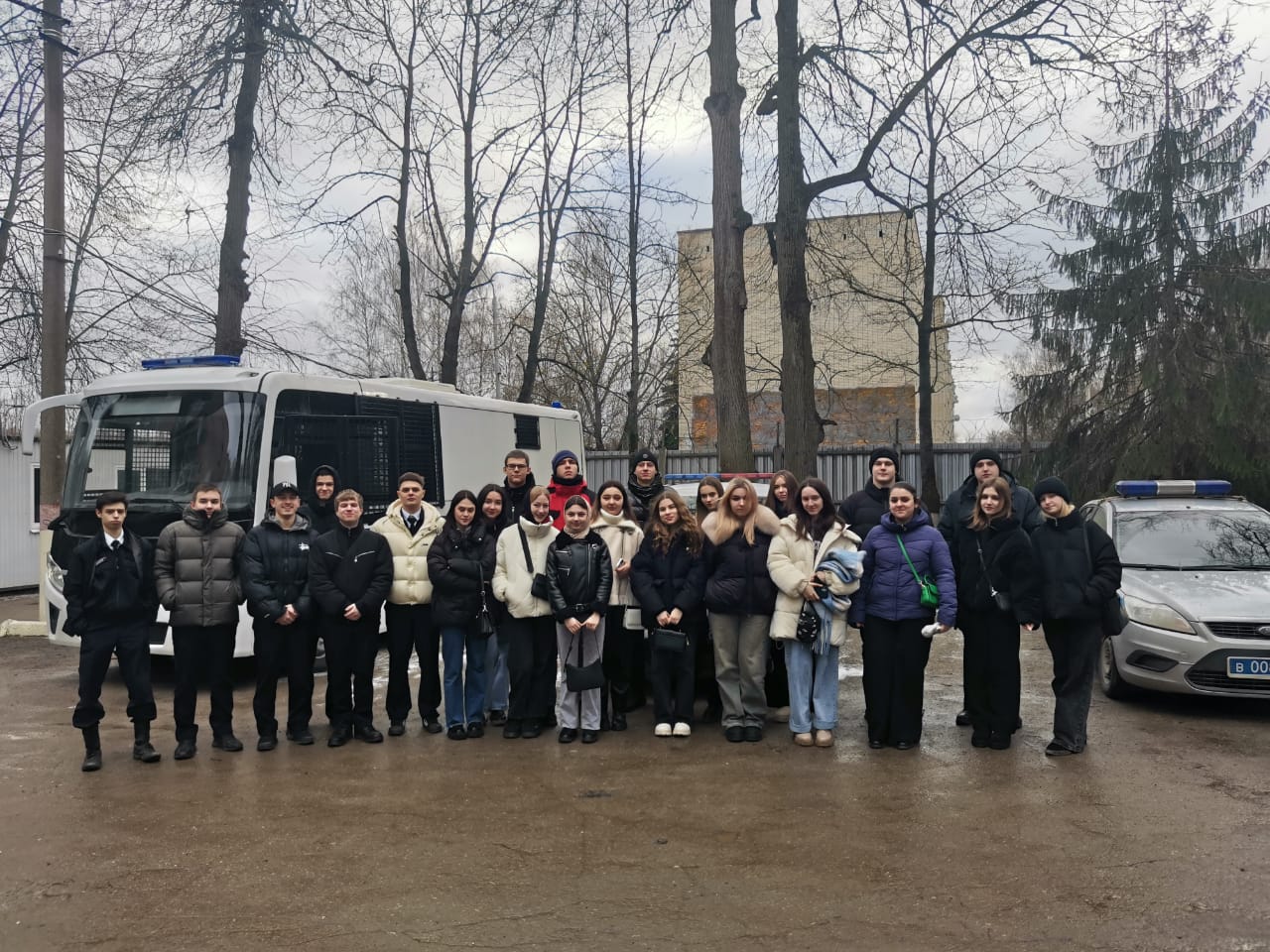 В рамках акции «Студенческий десант» студенты посетили отдельный батальон патрульно-постовой службы полиции  В рамках Всероссийской акции МВД России «Студенческий десант» учащиеся средне-специальных и высших учебных заведений области познакомились с особенностями несения службы сотрудниками патрульно-постовой службы.  Участники мероприятия узнали историю создания батальона и посетили музей. Были представлены старые образцы формы патрульных, почетные доски с именами сотрудников, погибших при выполнении служебных обязанностей, а также специальные технические средства, используемые полицейскими при выполнении служебных обязанностей.  Студенты пообщались с правоохранителями и расспросили их об особенностях несения службы. Стражи порядка рассказали студентам, с чем им чаще всего приходится сталкиваться во время патрулирования улиц города, а также поделились интересными случаями из практики. Также учащиеся узнали о требованиях к поступлению на службу в органы внутренних дел.  В завершении ребята отметили, что им понравилось участвовать в мероприятии, они узнали для себя много нового и полезного.  В рамках акции пройдет ещё много интересных встреч и экскурсий для студентов. Для них запланированы посещения центра кинологической службы, экспертно-криминалистического центра, центра профессиональной подготовки и других подразделений органов внутренних дел, а также визит в музей истории тульской полиции и участие в спортивной эстафете.  #МВД #МВДРоссии #Полиция #ПолицияРоссии #Police #RussianPolice #Russia #ТульскаяПолиция #СтуденческийДесант2025