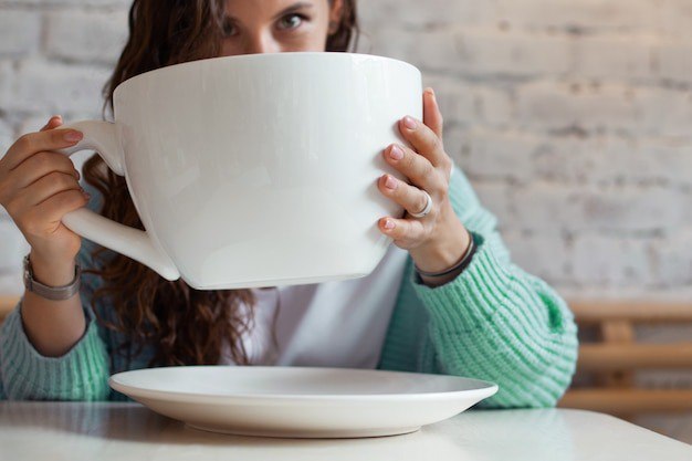 Работник Минкульта Франции подсыпал женщинам мочегонное на собеседованиях На счету злодея по имени Кристиан Негри более 240 жертв он проводил собеседования несколько лет Чиновник любил многочасовые беседы только с женским полом Он предлагал соискательницам выпить чаю или кофе куда тайно подсыпал диуретики а после предлагал продолжить разговор на улице Причем всех своих жертв он отводил подальше от туалетов Результат каждый раз был именно такой какого он и добивался Об этом пишет The Guardian со ссылкой на данные расследования которое еще продолжается Речь идет о власти и доминировании над женскими телами под предлогом сексуальной фантазии через унижение и контроль заявила Луиза Бериот адвокат пострадавших Кристан Негри французский мокрушник Подписаться на truekpru Читать нас в MAX