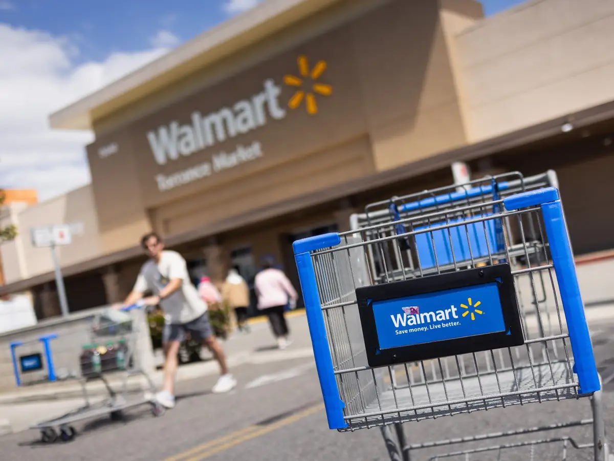 Walmart предупреждает о росте цен из-за новых тарифов – CNN Крупнейший в мире ритейлер Walmart заявил, что новые тарифы, введенные администрацией Трампа, приведут к росту цен на некоторые товары. Гендиректор Walmart Даг Макмиллон констатировал, что «более высокие тарифы приведут к более высоким ценам», а финансовый директор Walmart Джон Дэвид Рейни анонсировал, что повышенные цены на товары американцы начнут замечать уже в конце этого месяца, «а затем, безусловно, гораздо больше в июне». #общество #экономика Больше новостей США здесь. Подписывайся!