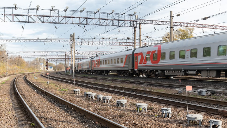 Суд взыскал с перевозчика 800 тыс. руб. компенсации морального вреда в пользу жительницы Ярославля, получившей травму позвоночника в поезде Ярославль-Главный – Абакан. Женщина упала из-за резкого подергивания состава на участке Калачинск-Татарская и более полугода была прикована к постели. Решение суда вступило в силу. «Пассажирка ехала в Абакан из Ярославля ухаживать за больной матерью, однако в результате падения сама была более полугода прикована к постели» — сообщили в прокуратуре. Фото: Игорь Елисеев/Коммерсантъ Еще больше новостей — в Telegram-канале «Ъ-Ярославль»