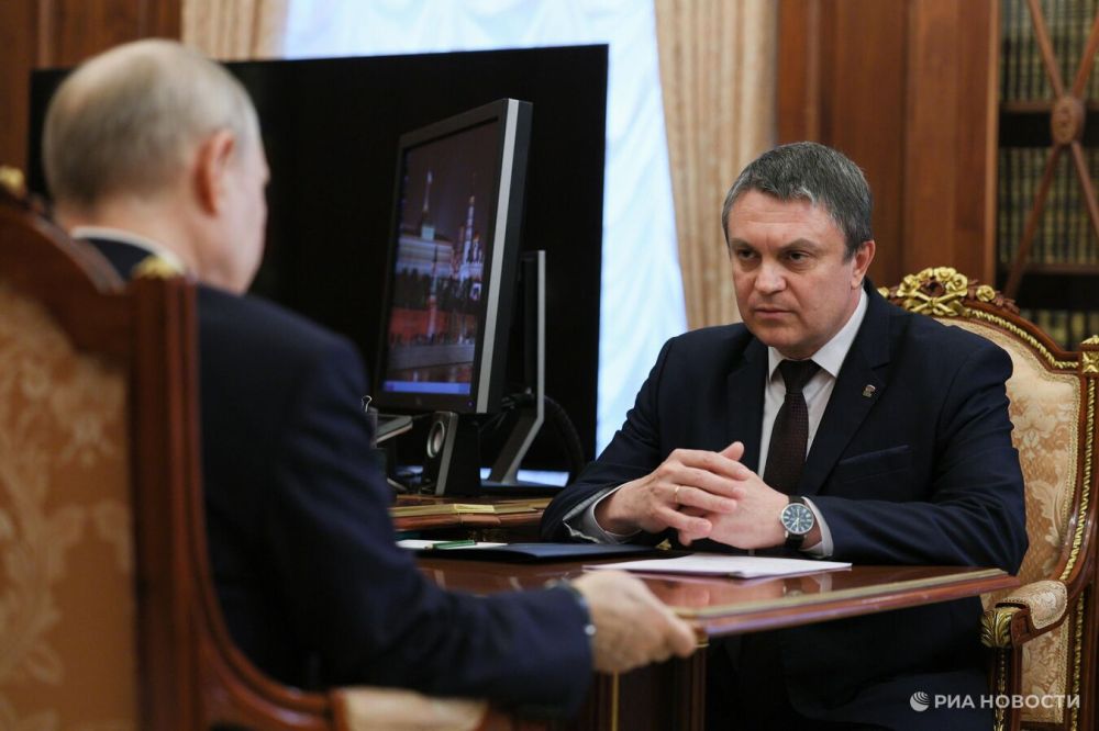 Путин заявил о постоянном контакте с Пасечником МОСКВА, 21 апр - РИА Новости. Президент РФ Владимир Путин заявил, что находится в постоянном контакте с главой ЛНР Леонидом Пасечником. «"Здесь очень важно все намеченные ресурсы реализовывать должным образом, с должным качеством и в срок. Если вы видите, что что-то этому мешает, пожалуйста, безо всякого стеснения там - к руководителю региона, с которым мы постоянно в контакте, мы с ним не так часто встречаемся, как хотелось бы, мы постоянно в контакте по телефону, он мне звонит, если нужно, я снимаю трубку - ему звоню. Здесь у нас связь налажена, можете напрямую работать", - сказал Путин в ходе встречи с главами муниципальных образований субъектов РФ.... Подробнее>>>