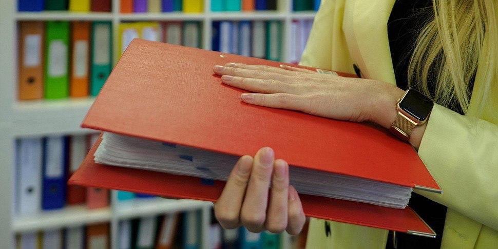 В Беларуси хотят внедрить нейросети в систему обращения граждан Искусственный интеллект могут интегрировать в единую государственную систему обращений граждан. Об этом сообщил первый заместитель министра связи и информатизации Павел Ткач в эфире Первого национального канала Белорусского радио. По его словам, Беларусь уже применяет ИИ в ряде сфер. В частности, во время цифрового форума в Алматы в феврале представители страны демонстрировали технологии обработки спутниковых данных и диагностики заболеваний на основе медицинских изображений. На первом этапе, по словам чиновника, будет создан чат-бот, способный распознавать ключевые слова в обращениях, проверять, поступали ли аналогичные запросы ранее, и формировать базовый ответ. В дальнейшем, добавил он, систему планируют дообучать для решения более специфических задач