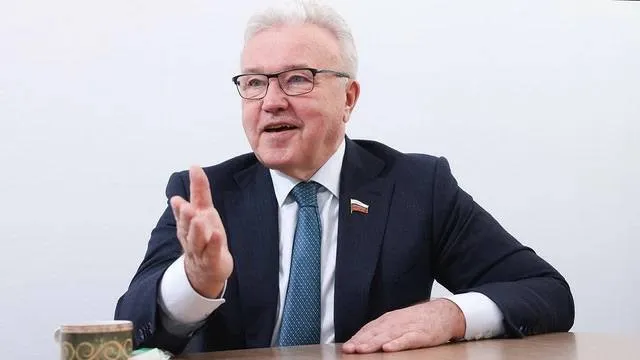 Сенатор от Красноярского края Александр Усс срок полномочий которого заканчивается в сентябре может уйти из политики сообщили Ведомостям три собеседника два близких к администрации президента АП и в регионе Усс пока не подал заявку для участия в праймериз Единой России ЕР по отбору кандидатов в депутаты заксобрания Красноярского края обращает внимание один из собеседников Ведомостей Дело в том что для продления полномочий сенатора по крайней мере от законодательного собрания которое он сейчас представляет необходимо избраться в следующий созыв регионального парламента ЕДГ2026