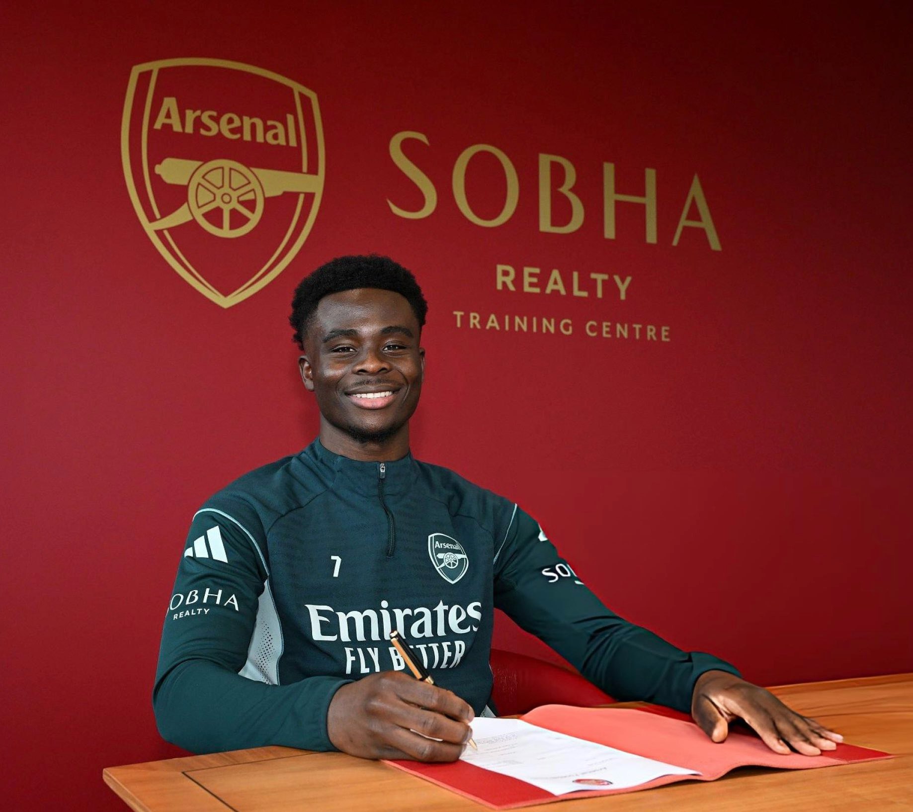 Букайо Сака продлил контракт с Арсеналом до 2031 года и стал самым высокооплачиваемым игроком команды По условиям нового соглашения недельная зарплата лидера канониров теперь превышает 300 тыс Подпишись на Евро футбол в MAX