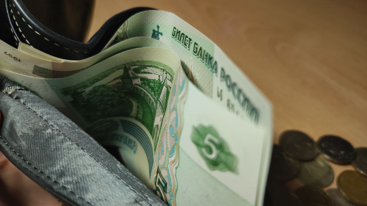 Средняя заработная плата в Волгоградской области увеличилась до 65 090 рублей Такой вывод следует из результатов исследования Росстата за март. За месяц сумма выросла на 3551 рубль, в сравнении с мартом прошлого года – на 9735 рублей. В ЮФО Волгоградская область занимает третье место после Ростовской области 65 987 рублей и Краснодарского края 71 797 рублей . Самая низкая заработная плата на юге в Калмыкии – 53 100 рублей. Подписаться