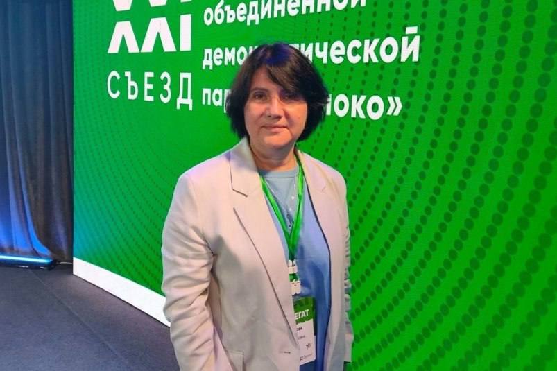 Лидера партии Яблоко Марину Железнякову в Приморье оштрафовали на 2 млн рублей за реабилитацию нацизма Политику вменяется публичное распространение ложных высказываний о деятельности СССР в годы Второй мировой войны п в ч 2 ст 354 1 УК РФ Основанием для разбирательства стал ее пост четырехлетней давности в Telegram 18 ко Дню Победы в Великой Отечественной войне Приморский краевой суд 12 ноября признал активистку виновной и назначил штраф в размере 2 млн рублей Приговором суда осужденной назначено наказание в виде штрафа в размере 2 млн рублей с рассрочкой выплаты по частям в размере 50 тысяч рублей ежемесячно сроком на 40 месяцев говорится в сообщении объединенной пресс службы судебной системы Приморья   Гособвинение требовало помимо штрафа также запретить активистке на три года заниматься деятельностью связанной с публичным размещением обращений и иных информационных материалов в интернете Суд ограничился штрафом конфискацией мобильного телефона политической активистки и сохранением ареста ее автомобиля Председатель Яблока Николай Рыбаков заявил что партия категорически не согласна с решением суда Обвинение Железняковой в реабилитации нацизма он считает абсурдным Мы будем добиваться отмены приговора и продолжать защищать Марину Железнякову как и других членов Яблока подвергшихся преследованию за свою позицию написал Рыбаков в своем ТГ канале 18 Фото сайт Яблока 18   PrimaMedia в       подпишись 18