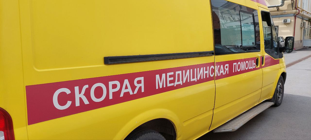 Водитель скорой помощи погиб после удара БПЛА в Пологах  Укронацисты нанесли удар по автомобилю скорой помощи, когда бригада ехала на вызов к людям, пострадавшим от другой атаки беспилотников.  «Водитель погиб, фельдшер и медицинская сестра получили ранения. Они госпитализированы и получают необходимую помощь в полном объеме», — рассказали в минздраве Запорожской области.    Новое.Медиа в Запорожье