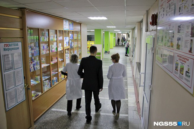 Правительство региона собирается продать в частные руки сеть аптек АО Омское лекарство Ее включили в прогнозный план приватизации областной собственности Соответствующее распоряжение подписал губернатор Виталий Хоценко Из документа следует что организацию хотят полностью передать новому владельцу до конца года Запланирована приватизация практически 2 6 миллиона акций Аптеки принадлежащие АО Омское лекарство носят название Госаптека Как написано на сайте организации она выполняет социально значимые задачи обеспечивает население льготными и бесплатными лекарствами в рамках региональных и федеральных программ NGS55 теперь в MAX