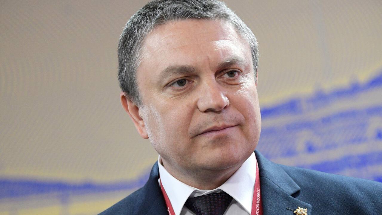 Планируемое к постройке в ЛНР жилье принесет застройщикам более 1 млрд рублей — глава региона Леонид Пасечник По его словам, до конца 2025 года на территории республики планируется возвести порядка 300 тыс. кв. м жилой недвижимости, а именно: в Луганске, Антраците, Алчевске и Свердловске. Он добавил, что 2024 год дал старт строительству нового жилья в ЛНР, были определены участки под строительство и застройщики.