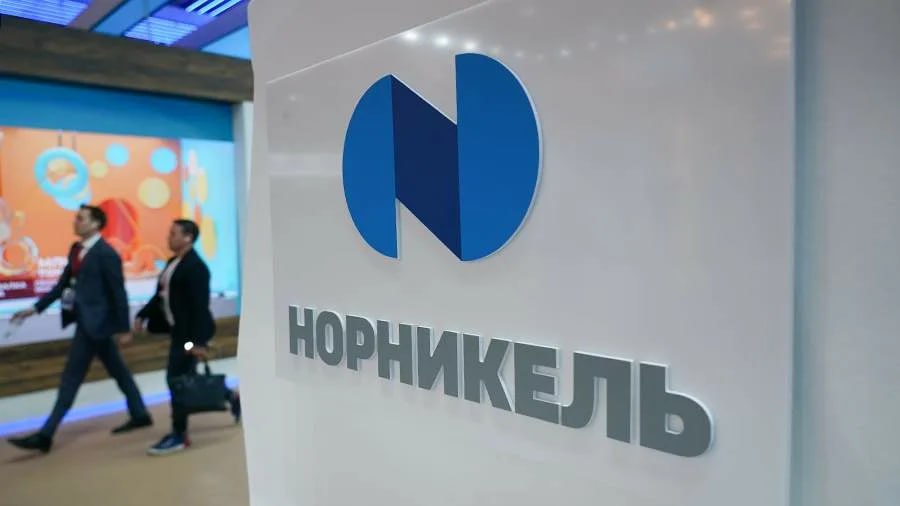 Российское ПАО Норильский никель столкнулось с задержкой в строительстве медеплавильного завода на южном побережье Китая после того как его местный партнер вышел из проекта GMKN bloomberg Крупнейший российский горнодобывающий концерн Норникель был готов подписать соглашение о начале строительства до майских праздников в Китае в 2025 году но его партнер отказался от сделки после смены руководства как сообщили источники знакомые с ситуацией Норникель публично не раскрыл личность этого партнера jkinvest news jkinvest