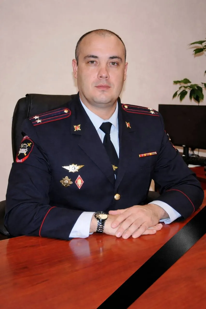 На 45 м году умер бывший начальник ГИБДД Челябинска Алексей Горшков Как сообщили в Госавтоинспекции подполковник полиции в отставке скончался 15 апреля после продолжительной болезни Он начал службу в органах внутренних дел в 1998 году с должности участкового в Ленинском районе В 2009 году возглавил отделение пропаганды безопасности дорожного движения отдела ГИБДД УВД по Челябинску С 2014 го служил заместителем начальника ГИБДД по городу Челябинску а в 2019 году возглавил городскую Госавтоинспекцию В отставку ушел в апреле 2022 года в связи с выходом на пенсию Весь свой жизненный путь Алексей Вадимович прошел с честью добросовестно служа закону и людям Светлая память о нем навсегда сохранится в сердцах коллег друзей и всех кто знал этого мужественного ответственного и благородного человека говорится в некрологе ГАИ Подписаться на ЕАН Челябинск в МАХ