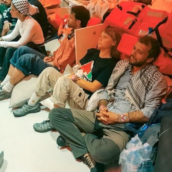 Грета Тунберг рассказала что находится в камере с клопами испытывает недостаток пищи и воды в результате чего обезвожена Guardian Другой задержанный активист добавил что видел как Тунберг заставляли держать какие то флаги для фотосъёмки По информации издания власти также пытались заставить её подписать документ но она отказалась так как не понимала его содержания Caucasian bureau