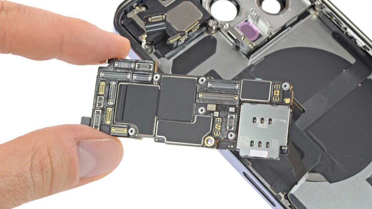 По слухам в iPhone 18 будет 12 ГБ памяти Даже базовая модель следующего поколения iPhone может перейти на 12 ГБ оперативной памяти как у версии Pro Это связано с подготовкой Apple к запуску новых функций Apple Intelligence требующих больше ресурсов