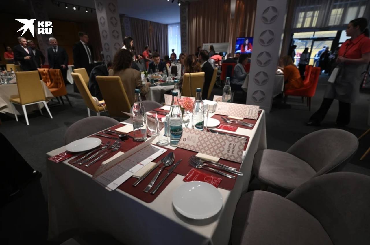 Беременная петербурженка отравилась в ресторане Мона и чуть не потеряла ребёнка 9 октября пятеро подруг пришли в ресторан Мона на Каменноостровском проспекте чтобы отметить день рождения Заказали пиццу пасту салаты обычный набор для вечерней посиделки На следующий день троим стало плохо температура боль в животе рвота Одна из девушек потеряла сознание в ванной другую беременную на седьмой неделе экстренно госпитализировали с угрозой потери ребенка Анализы подтвердили сальмонеллез Девушки потребовали от ресторана возместить 150 тысяч рублей потраченные на лечение но получили отказ пишет Петербургский дневник После этого в интернете на заведение обрушился шквал жалоб Петербуржцы массово рассказывали что тоже оказались в больнице после ужина в Моне Проверка выявила многочисленные нарушения санитарных норм В ресторане не хватало оборудования продукты не имели маркировки персонал не проходил медосмотры Суд признал компанию Сырник которой принадлежит Мона виновной по статье о нарушении санитарных требований Представитель заведения признал вину заявив что часть нарушений уже устранена Алексей Булатов Читай нас в MAX Подпишись на Комсомольскую правду СПб