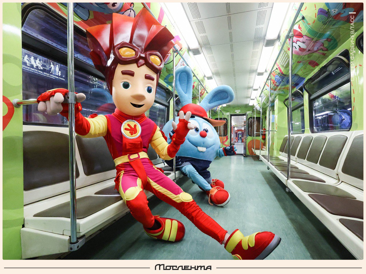 В московском метро теперь ездит поезд со Смешариками и Фиксиками Прокатиться с Крошем и Фаером можно по синей ветке Вагоны оформили в стиле персонажей мультсериалов а сверху накинули интересных научных фактов чтобы дети читали в поездках Если бы в нашем детстве такое было moslentaru