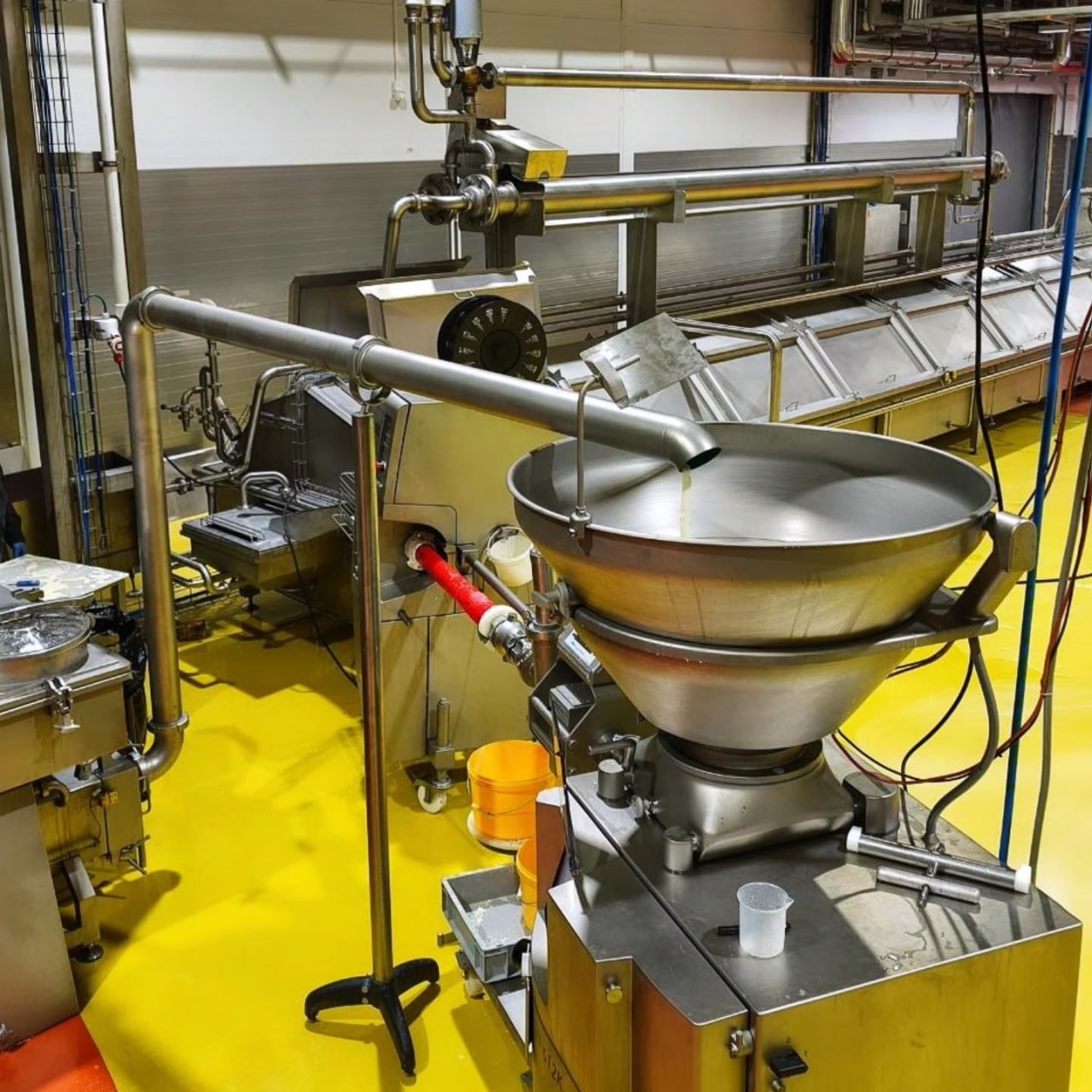 Новость для популярной рубрики Сделано в России На сырзаводе Пречистенский молочный продукт Первомайский округ запущен новый цех по производству моцареллы и чеддера Как подчеркнул губернатор области Михаил Евраев общий объем инвестиций составляет 460 млн рублей Это позволило создать 30 новых рабочих мест и увеличить производственные мощности почти в 2 раза Самое крупное предприятия на территории округа является одним из ведущих поставщиков моцареллы для российских пиццерий компания также работает на экспорт в Армению Казахстан Узбекистан и другие страны Сегодня такие компании как Пречистенский молочный продукт обеспечивают жителей округов работой и стабильным заработком кооперируя с местными аграриями Инвестиционные проекты постепенно выстреливают и в наших муниципалитетах становится всё больше успешных предприятий