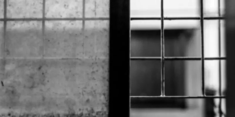 Челябинца напавшего с ножом на 11 летнего мальчика поместили в психбольницу В Челябинске Металлургический райсуд рассмотрел уголовное дело в отношении 37 летнего Антона А который этой весной чуть не убил ребенка Как сообщили сегодня 10 ноября в прокуратуре Челябинской области по решению суда мужчина направлен на лечение в психдиспансер К мужчине применены принудительные меры медицинского характера он помещен в медицинскую организацию оказывающую психиатрическую помощь в стационарных условиях специализированного типа с интенсивным наблюдением отметили в пресс службе областного надзорного ведомства ПОДРОБНЕЕ URALPRESS RU