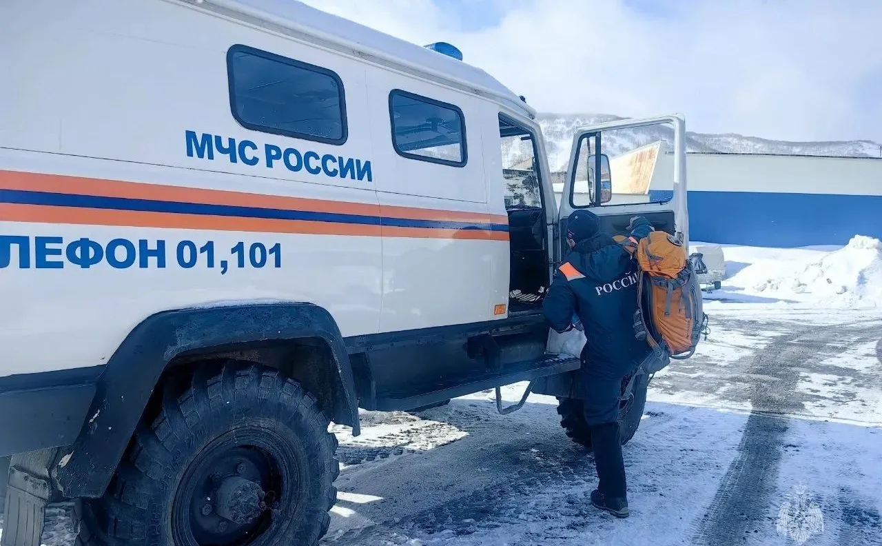 Камчатские спасатели выдвинулись на поиски пропавших туристов В операции участвуют сводная группировка ЦОД МЧС и инспекторы природного парка Камчатские спасатели ищут группу которая перестала выходить на связь в природном парке Налычево Масштабная операция развернулась утром 10 апреля когда по плану путешественники должны были вернуться из похода передаёт ИА Камчатское время Подробности по ссылке   kamtime ru article 6f0b2a54 7611 4de6 8ed6 84892bed0b7d