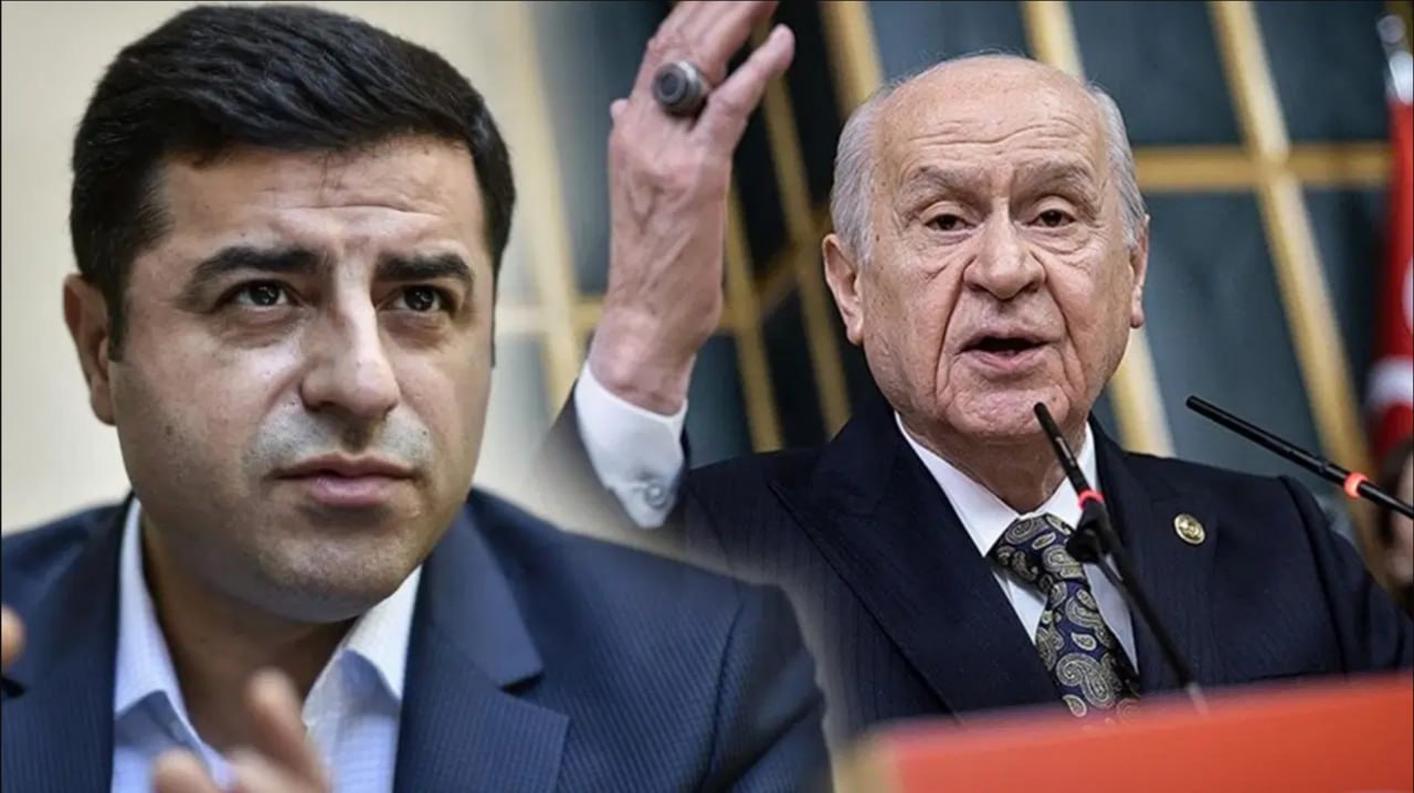 СОЮЗНИК ЭРДОГАНА ПО ПРАВЯЩЕЙ КОАЛИЦИИ ПРЕДЛОЖИЛ ОСВОБОДИТЬ ДЕМИРТАША Лидер входящей в правящую коалицию Партии националистического движения ПНД Девлет Бахчели предложил освободить из под стражи бывшего сопредседателя прокурдской Демократической партии народов HDP Селахаттина Демирташа Освобождение господина Демирташа станет благом для Турции подчеркнул политик Ранее Европейский суд по правам человека ЕСПЧ неоднократно называл решение о заключении Демирташа под стражу незаконным и призывал турецкие власти его освободить Дело Демирташа В мае 2024 года суд в Турции признал виновными бывших функционеров HDP и приговорил их к длительным срокам заключения по так называемому делу Кобани Так бывший лидер HDP и один из самых популярных политиков в стране Селахаттин Демирташ получил 28 лет и 6 месяцев лишения свободы по обвинению в причастности к массовым беспорядкам в 2014 году По так называемому делу Кобани которое расследовалось в связи с протестами проходившими из за бездействия властей Турции в связи с нападением боевиков террористической группировки Исламское государство на город Кобани на севере Сирии проходили 108 человек в том числе руководители HDP В самой партии отвергают причастность к каким либо беспорядкам Учитывая предыдущие сроки которые Демирташ получил по статьям об оскорблении президента и участии в террористической деятельности в общей сложности тюремный срок экс главы HDP составляет 42 года turkiye2 0