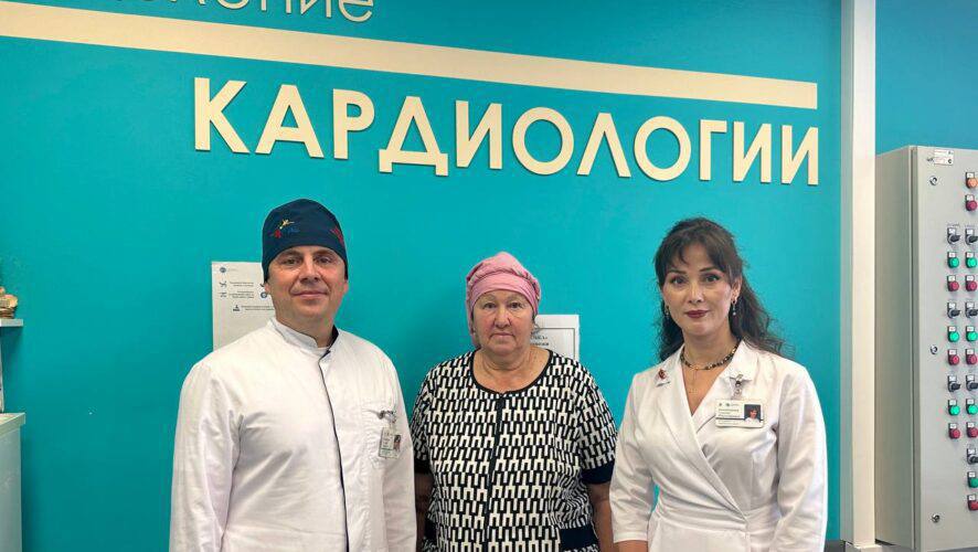 В РКБ Татарстана провели редкую операцию по растворению тромба с помощью ультразвука 62 летняя женщина поступила с подозрением на инфаркт У неё диагностировали двустороннюю массивную тромбоэмболию лёгочных артерий состояние угрожавшее жизни Врачи применили новый для России метод локального растворения тромба с ультразвуковым воздействием Уже через несколько часов пациентке стало легче дыхание восстановилось снизилась потребность в кислороде Сейчас она готовится к выписке и будет находиться под наблюдением специалистов Подписаться Новости Казани