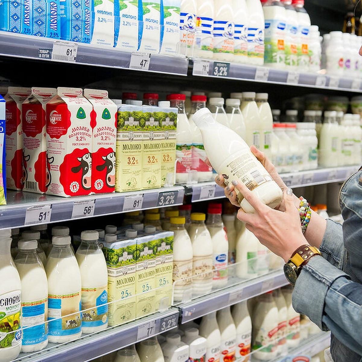 Россияне практически перестали покупать просроченную молочку благодаря маркировке Продажи просроченной молочной продукции в России с мая 2024 года сократились в 122 раза после запуска разрешительного режима на кассах Система просто не позволяет пробить товар с истекшим сроком годности или проблемами с маркировкой С сентября 2024 года доля фальсификата в молочной продукции снизилась с 30 до 0 01 Это произошло после обязательной сверки кодов маркировки с системой Меркурий Теперь при вводе товара в оборот автоматически сравниваются объемы сырья и готовой продукции Если расхождение превышает 5 оборот блокируется В результате просрочка и подделки практически исчезли с полок