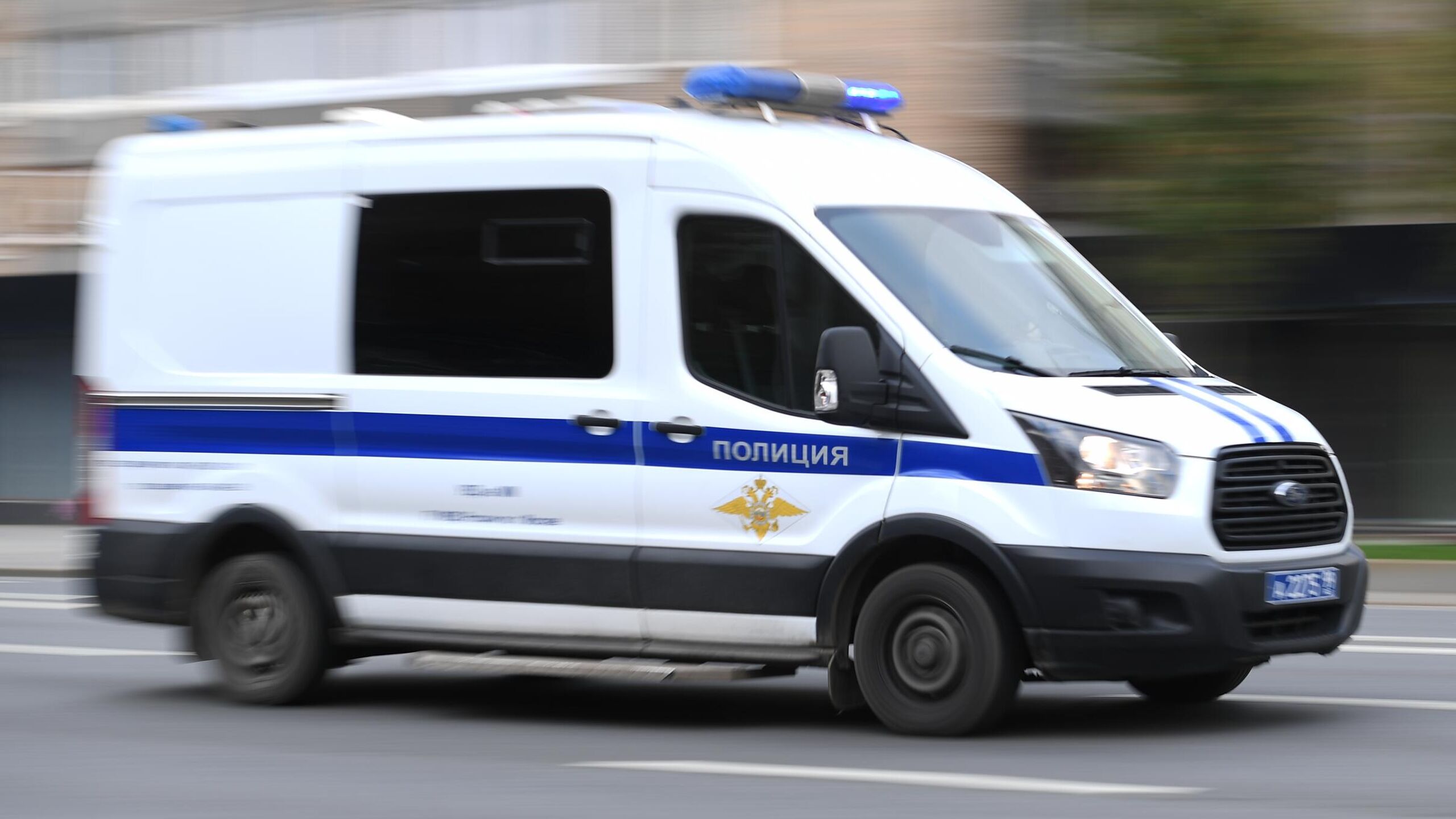 Киберполиция Санкт Петербурга задержала жителя Хабаровского края который двумя годами ранее работая в салоне мобильной связи в Ленинградской области предположительно продал персональные данные 22 абонентов сообщила пресс служба регионального главка МВД РФ Сотрудники управления по организации борьбы с противоправным использованием информационно коммуникационных технологий ГУ МВД России по Санкт Петербургу и Ленинградской области в ходе служебной командировки в Хабаровский край задержали 29 летнего местного жителя подозреваемого в незаконном обороте компьютерной информации содержащей персональные данные владельцев абонентских номеров говорится в сообщении Как установили правоохранители в 2023 году задержанный работал специалистом офиса продаж одного из операторов мобильной связи в деревне Новое Девяткино Всеволожского района Ленобласти При этом мужчина периодически выполнял заказы на персональные данные абонентов поступавшие ему анонимно через мессенджер