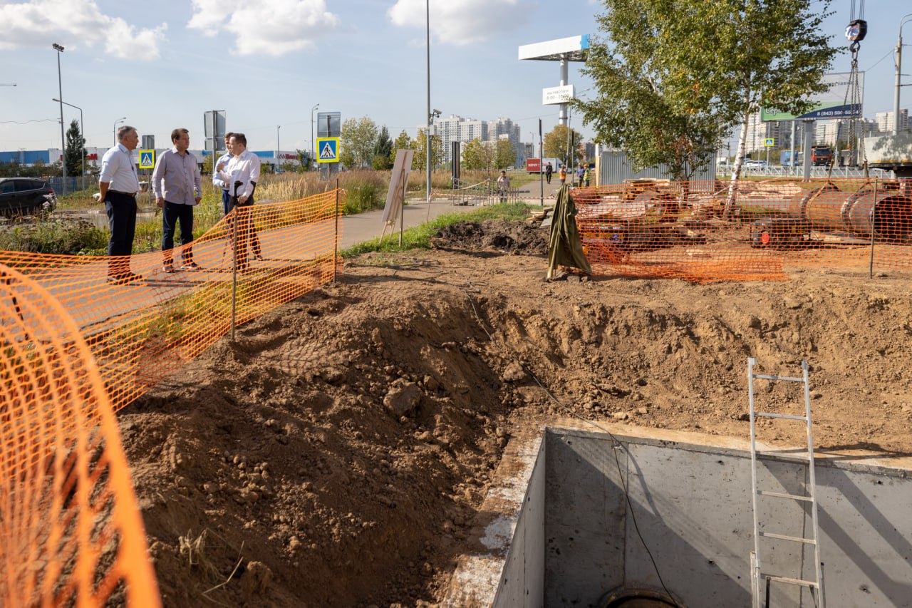 «Водоканал» к концу месяца заменит более 800 метров водопровода на проспекте Альберта Камалеева  Сети здесь за 50 лет износились более чем на 70%. Водопровод, обеспечивающий водой 60 тысяч жителей Советского района, отремонтируют до конца месяца.  Совещание на объекте сегодня провел мэр Казани Ильсур Метшин.  Обновляемый участок сетей, где сегодня побывал мэр, протянулся на 813 метров от ул.Назиба Жиганова до ул.Академика Сахарова.