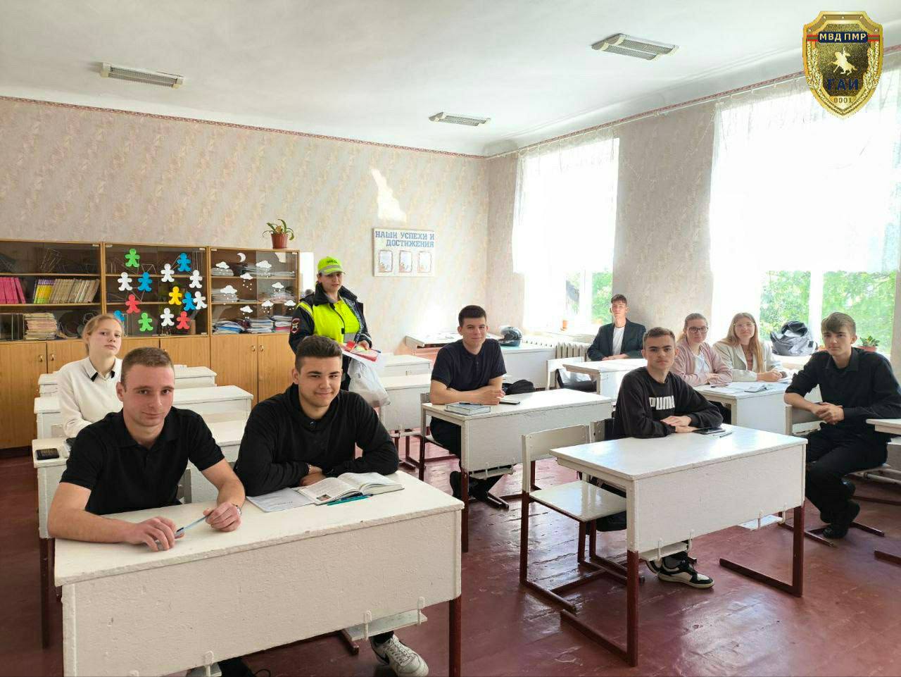 Перед каникулами напомнить о важном В преддверии летних каникул сотрудники ОГАИ Слободзейского РОВД посетили две городские школы. Провели встречи с учениками 4-х – 11-х классов. Ребятам напомнили о правилах перехода проезжей части, обязанностях пешеходов, важности ношения светоотражающих элементов в тёмное время суток. Также обсудили правила передвижения на велосипедах, самокатах и иных средствах индивидуальной мобильности. Говорили о необходимости соблюдения скоростного режима. Инспектор по агитации и пропаганде ОГАИ наглядно показала, какими могут быть светоотражающие элементы – браслеты, фонарики, наклейки. Профилактика детского травматизма на дорогах – одна из приоритетных задач Госавтоинспекции в преддверии летнего сезона. Пресс-центр МВД ПМР