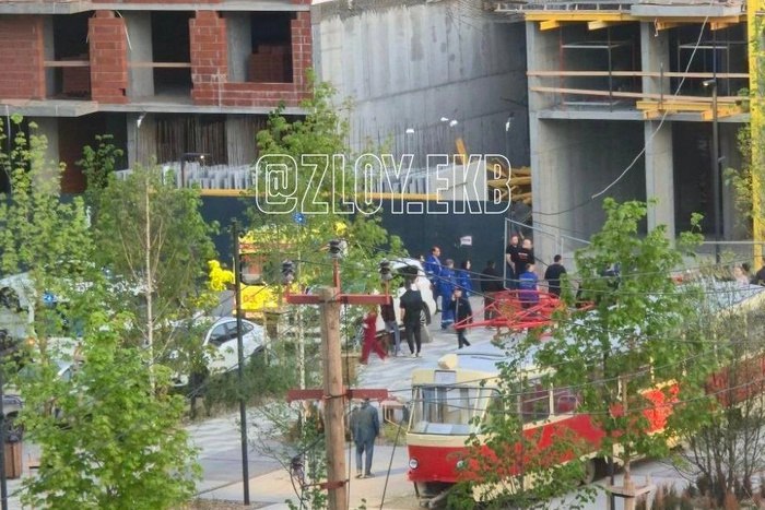 Двое рабочих упали с высоты: на екатеринбургской стройке обрушилась часть здания Накануне вечером, 26 мая, на стройке жилого дома в ЖК «Депо» на Пехотинцев рухнула часть стены. После этого с высоты упали два работника. Об этом сообщили свидетели происшествия в телеграм-канале zloy_ekb. На место приезжали несколько машин скорой и полиция. — Во время заливки монолитных конструкций въезда на кровлю паркинга рухнуло перекрытие. По предварительным данным, не выдержала стойка, поддерживающая опалубку, — сообщили порталу E1.RU в пресс-службе застройщика «Брусника». Там уточнили, что работники упали с высоты около 5 метров. Медики осмотрели их и решили госпитализировать одного из них. «Брусника» инициировала внутреннюю проверку.