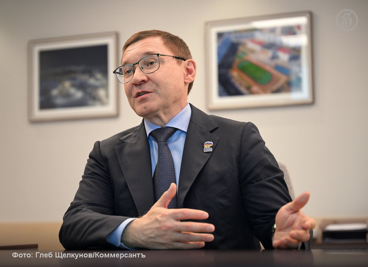 Секретарь генсовета «Единой России» Владимир Якушев поддержал отмену прямых выборов мэров. В интервью «Ъ» он заявил, что муниципальная реформа, в рамках которой прямые и «конкурсные» выборы мэров региональных столиц будут отменены, «максимально положительно» скажется на развитии политической системы страны. У нас такая политическая культура: руководитель региона — один. Это губернатор. Именно он отвечает за развитие субъекта в целом и как главное действующее лицо влияет на все процедуры. По словам господина Якушева, при действующей системе «немало отрицательных примеров, когда губернаторы и руководители муниципалитетов не работают в единой команде». Напомним, согласно новому федеральному закону о местном самоуправлении, который вступит в силу 19 июня, кандидатов в главы административных центров теперь смогут выдвигать только губернаторы. Избрание мэров будет осуществляться депутатами муниципального парламента. Подробности — в интервью с Владимиром Якушевым, которое позже будет опубликовано в газете и на сайте «Ъ». #Ъузнал