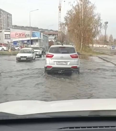 Из-за коммунальной аварии в Первоуральске многие жители остались без воды или с маленьким напором.   В местном «Водоканале» рассказали, что аварию устраняют.  Работает больше 20 специалистов.  Во дворы организован привозы воды по графику.    Екатеринбург Сегодня! Официальные новости. Первоуральск