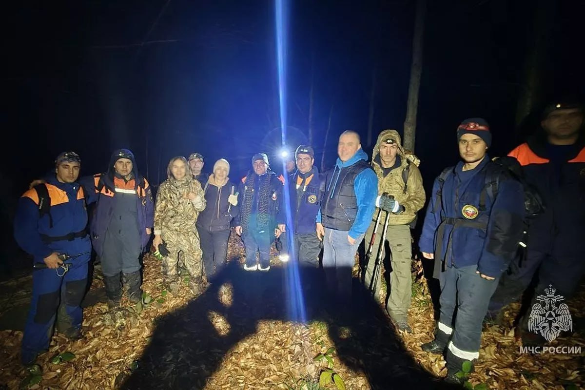 На горе в Сочи спасли заблудившихся туристок Вчера вечером спускаясь с горы Большое Псеушхо две жительницы Сочи отстали от группы и заблудились сойдя с основной тропы Связи с ними не было о происшествии в МЧС сообщил супруг одной из туристок Силами спасателей заблудившихся обнаружили и вывели из лесного массива На внедорожнике МЧС России женщин доставили в городскую черту Кубанские Новости Мы в MAX